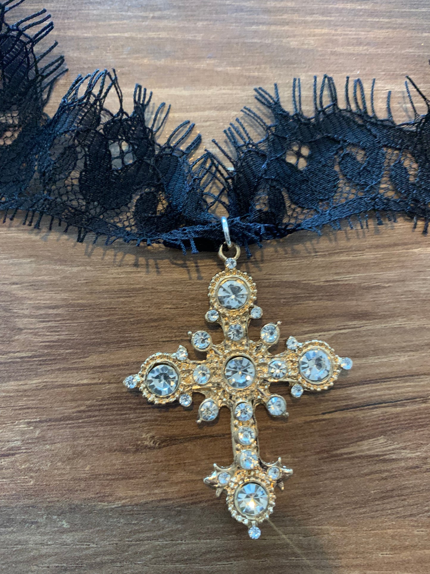 Collier Croix dentelle de Calais