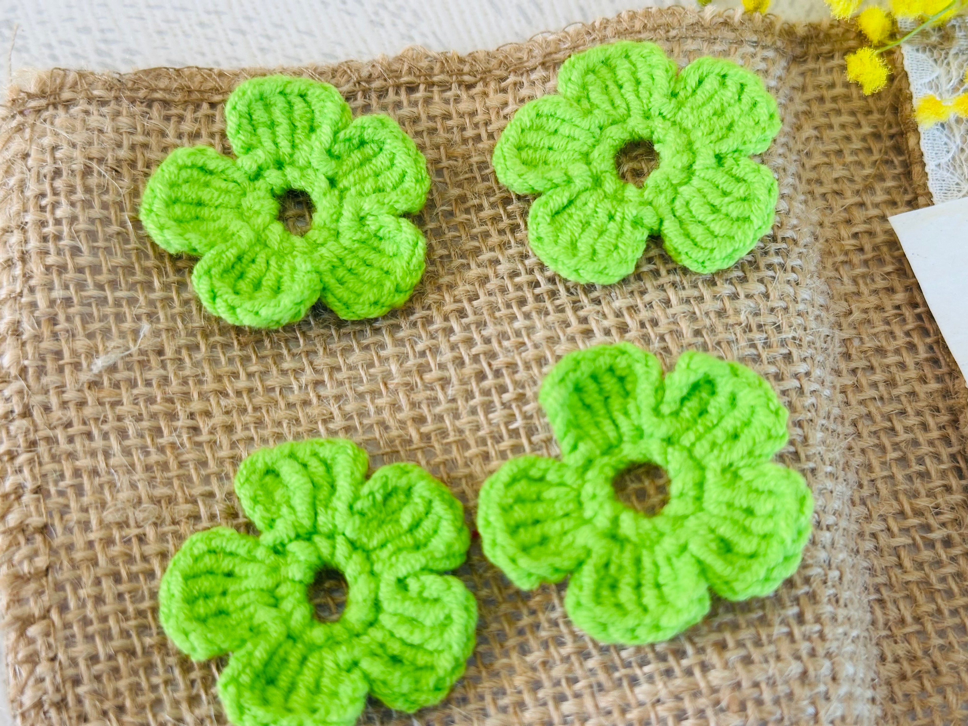Couvre boutonnière fleurs crochet