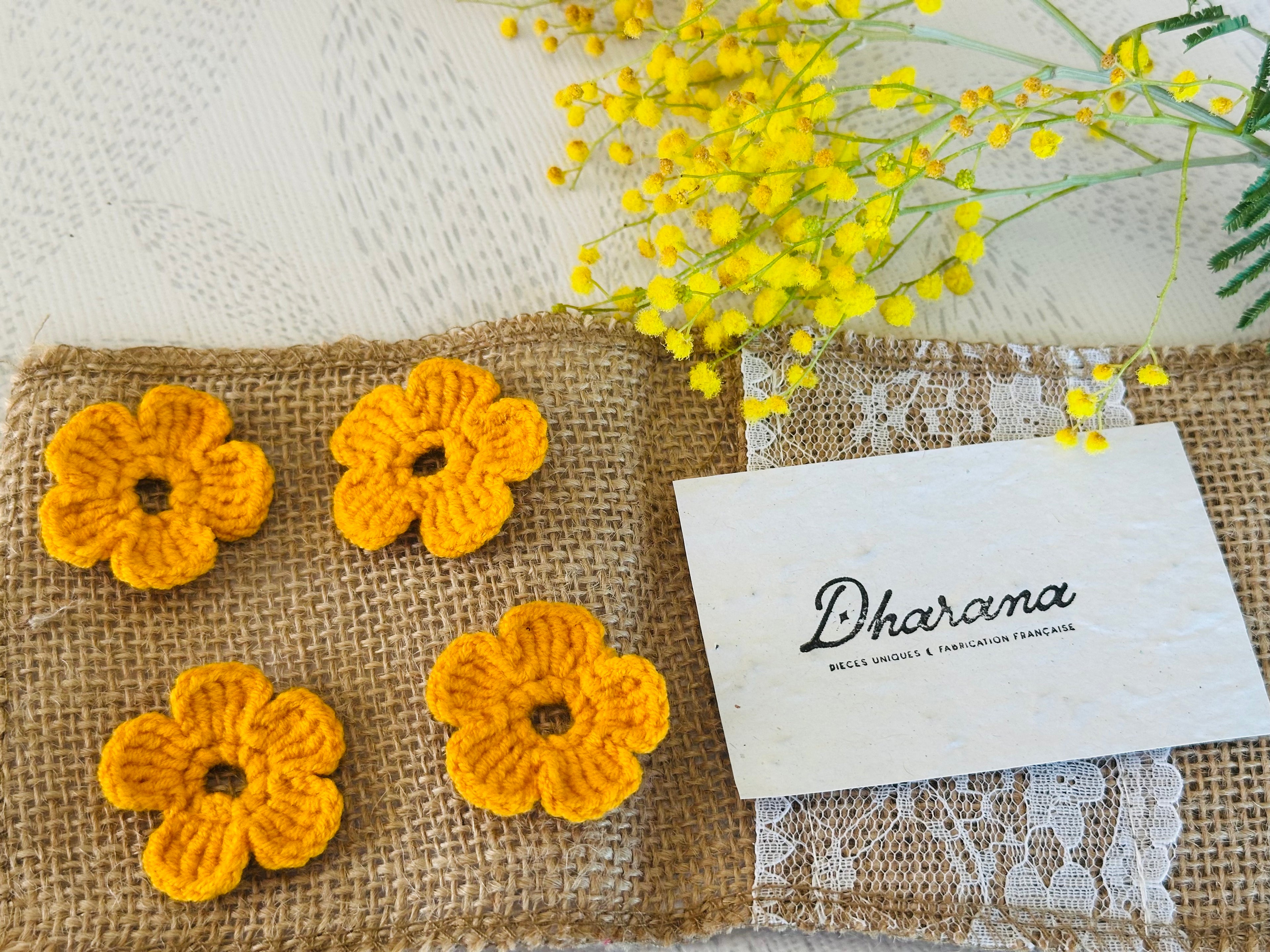 Couvre boutonnière fleurs en crochets