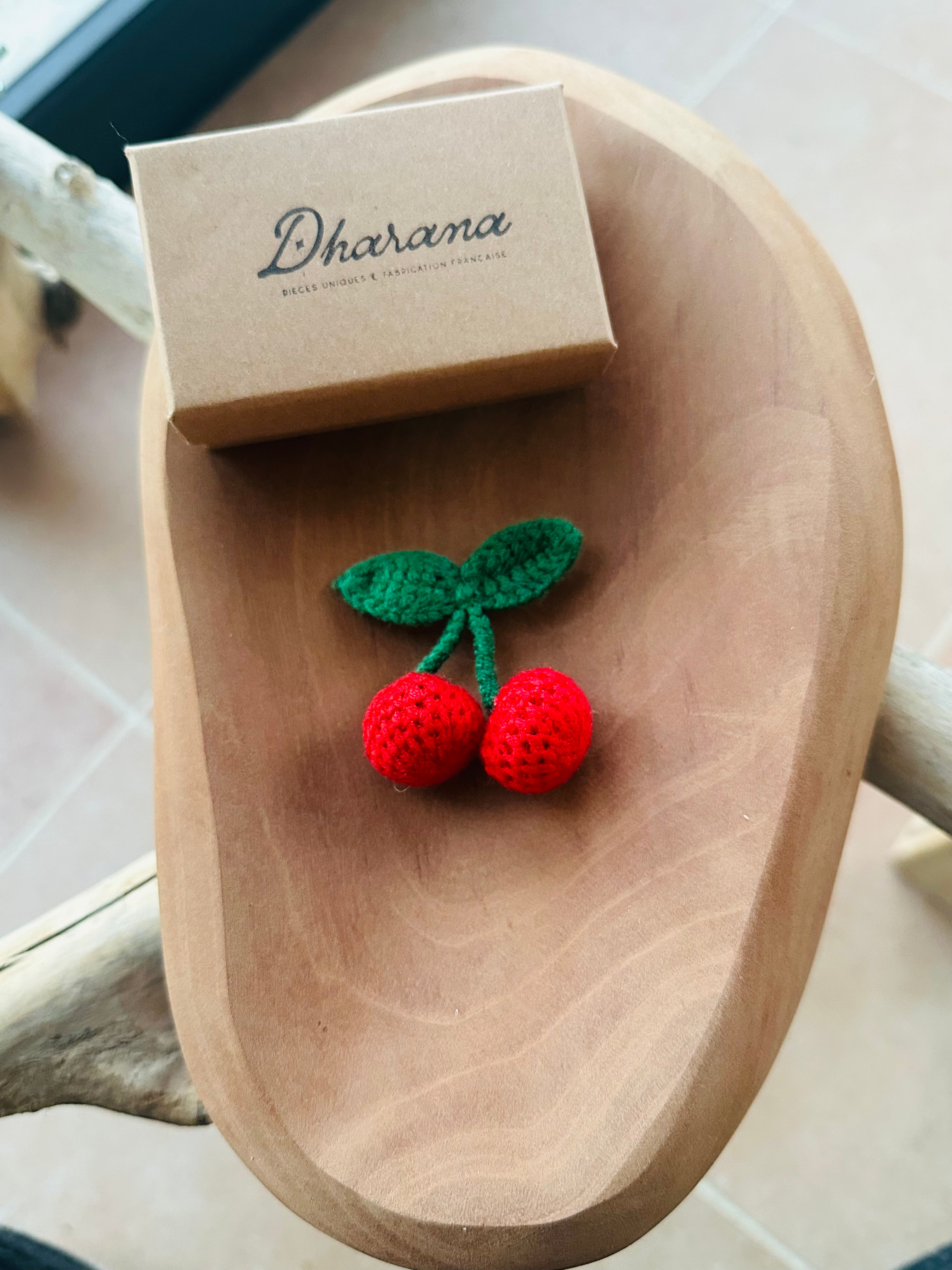 Broche cerise