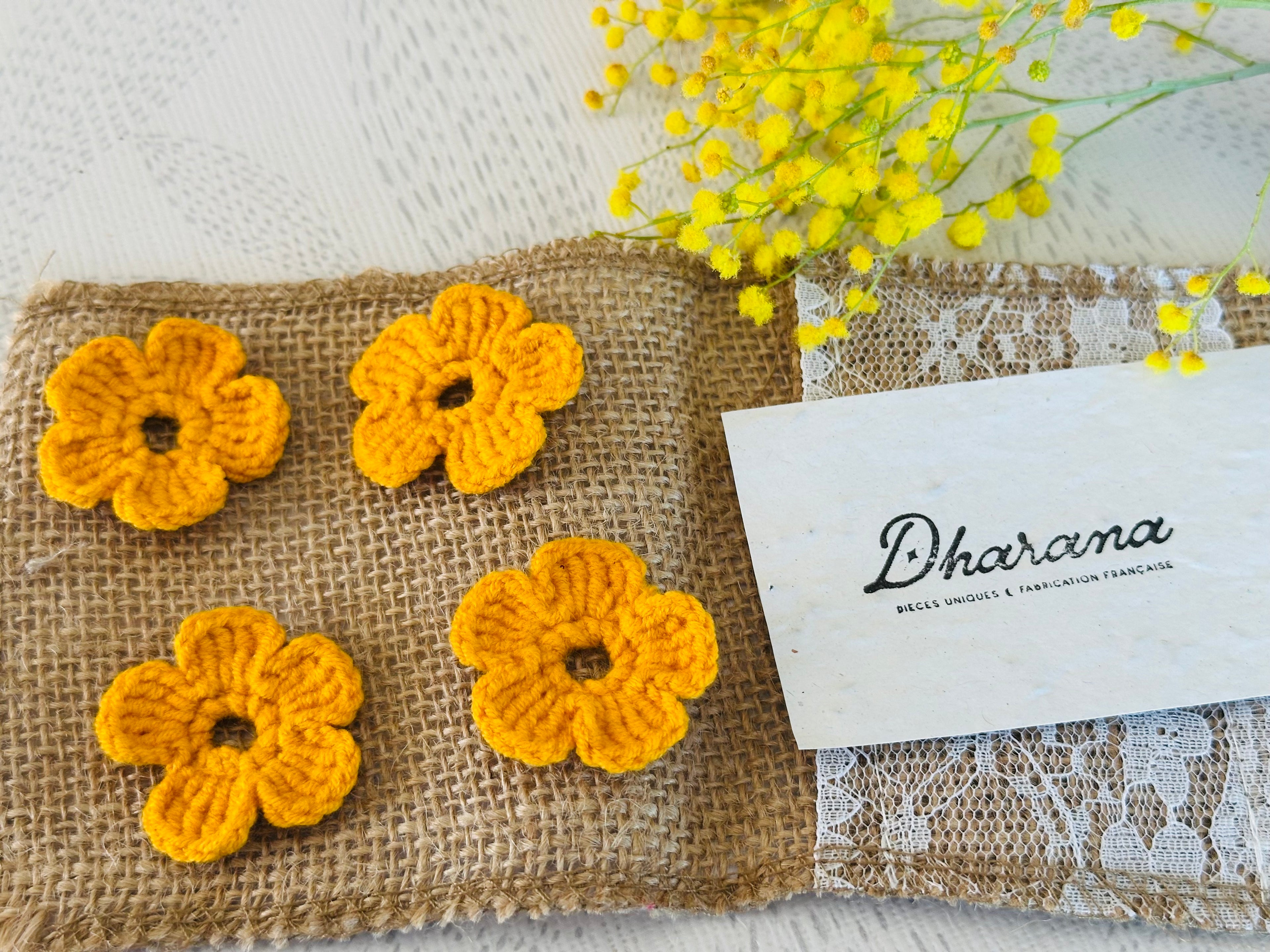 Couvre boutonnière fleurs en crochets
