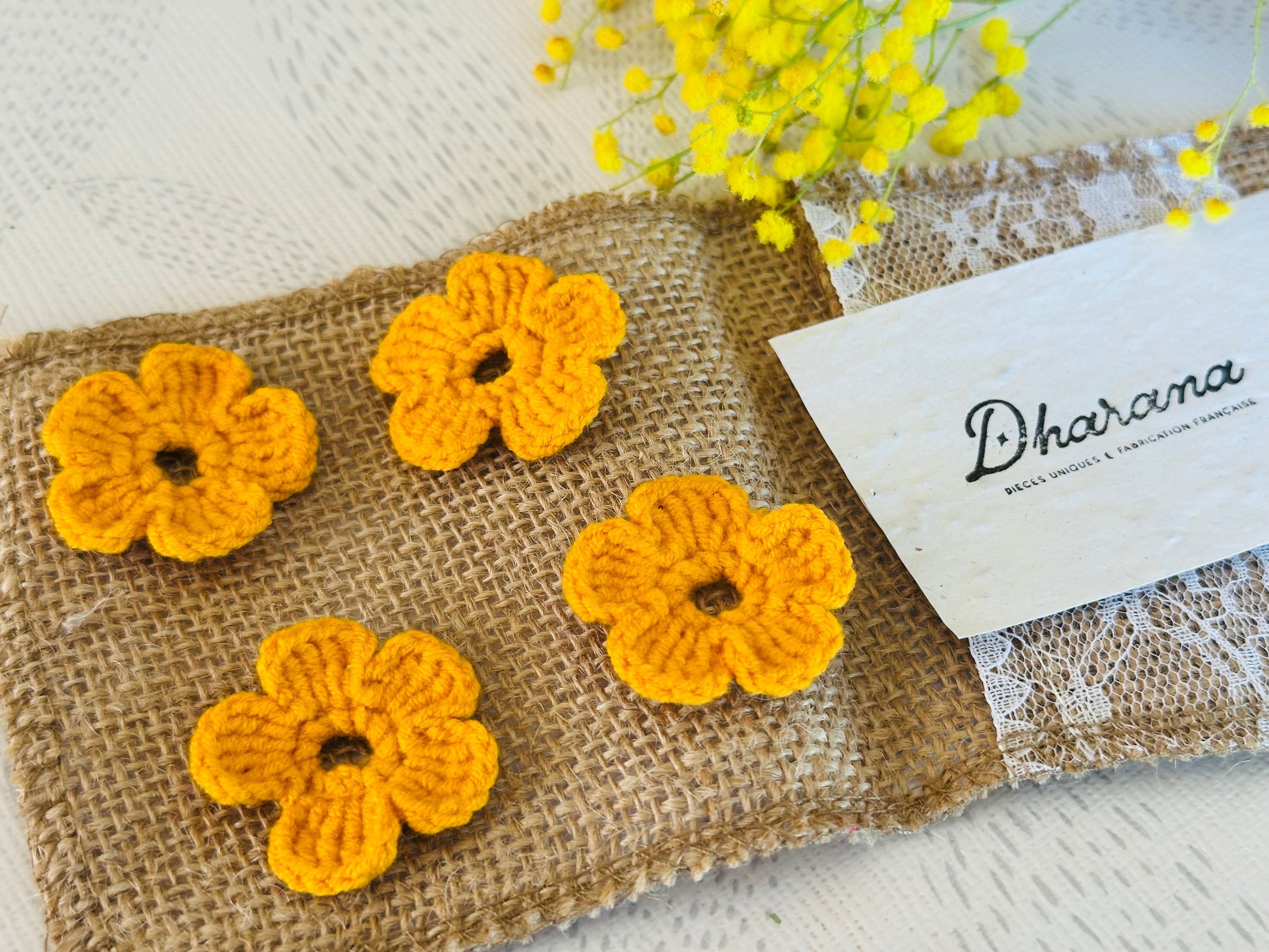 Couvre boutonnière fleurs en crochets