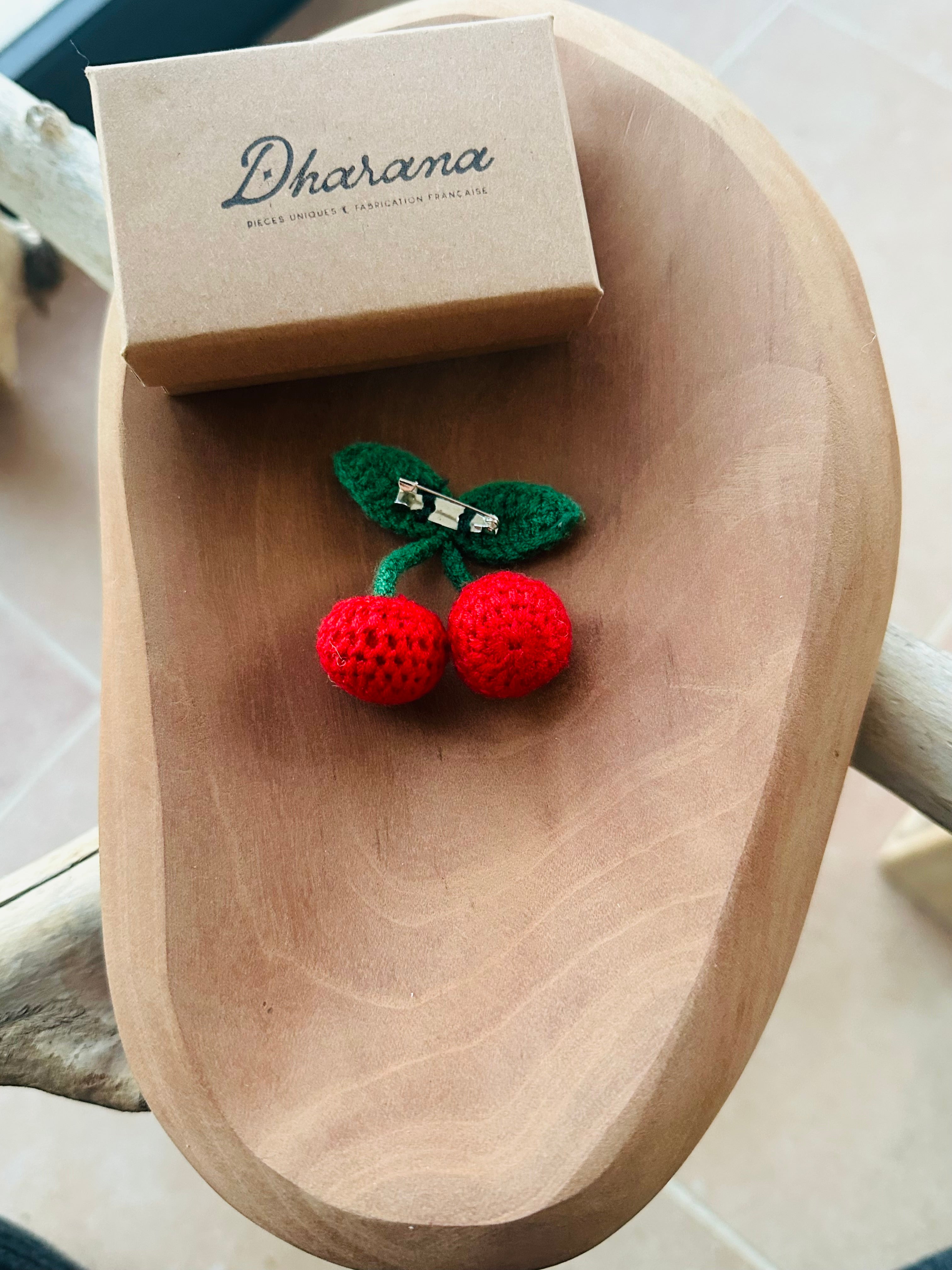 Broche cerise