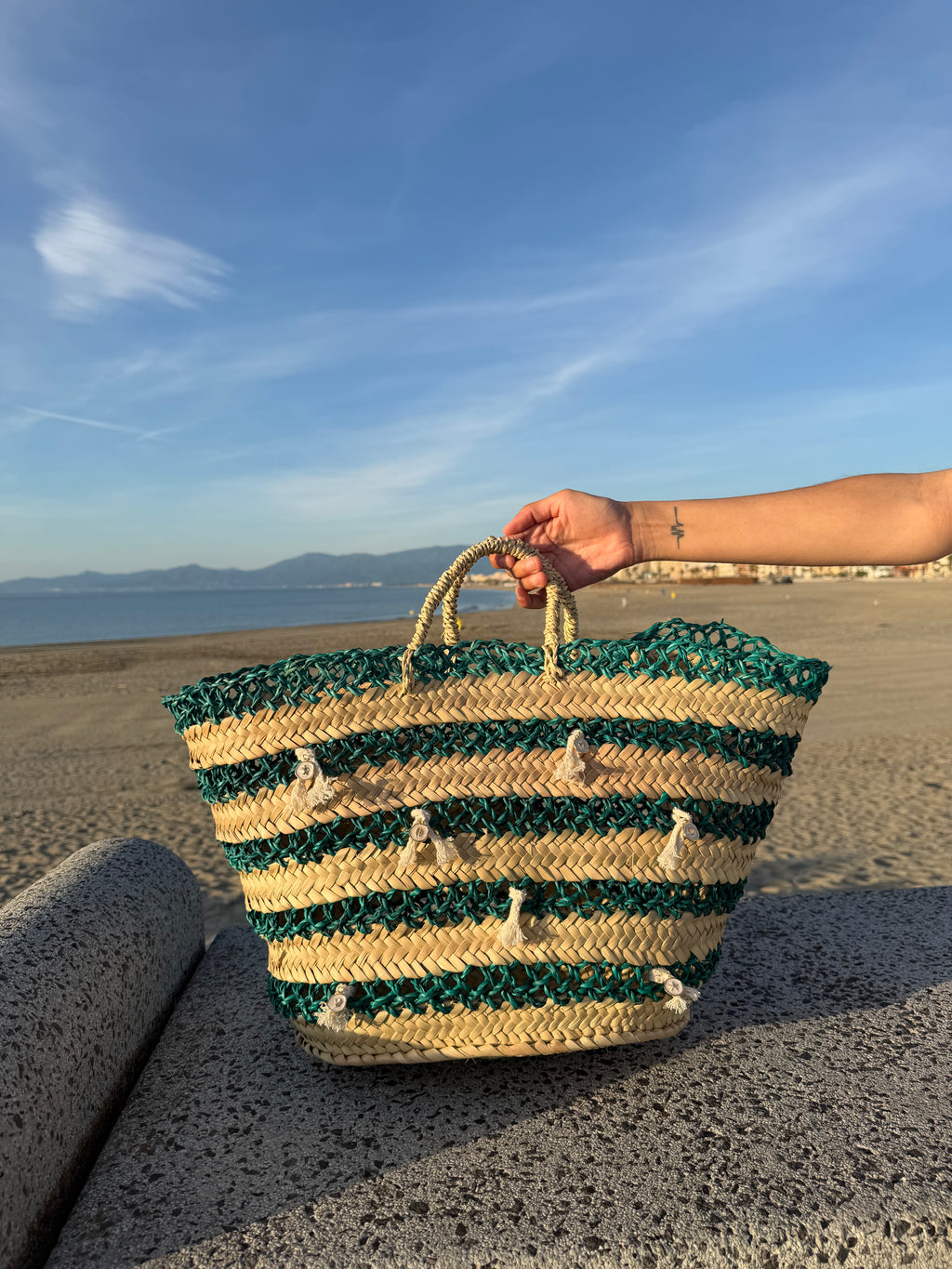 Panier pompons et médailles coquillages
