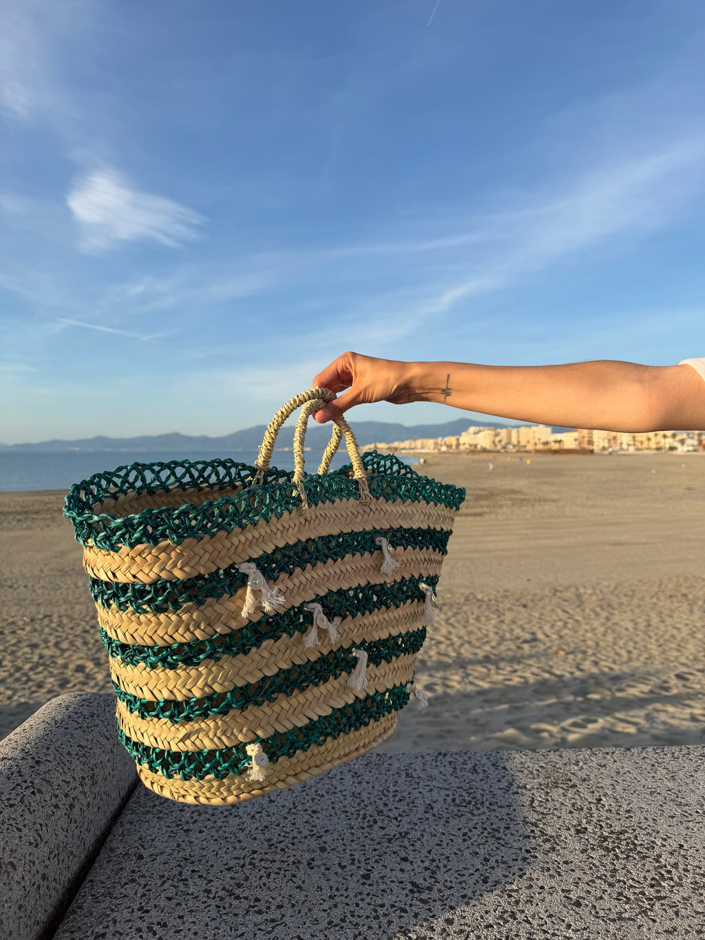 Panier pompons et médailles coquillages