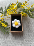 Broche Petite Marguerite Coeur Jaune Vif
