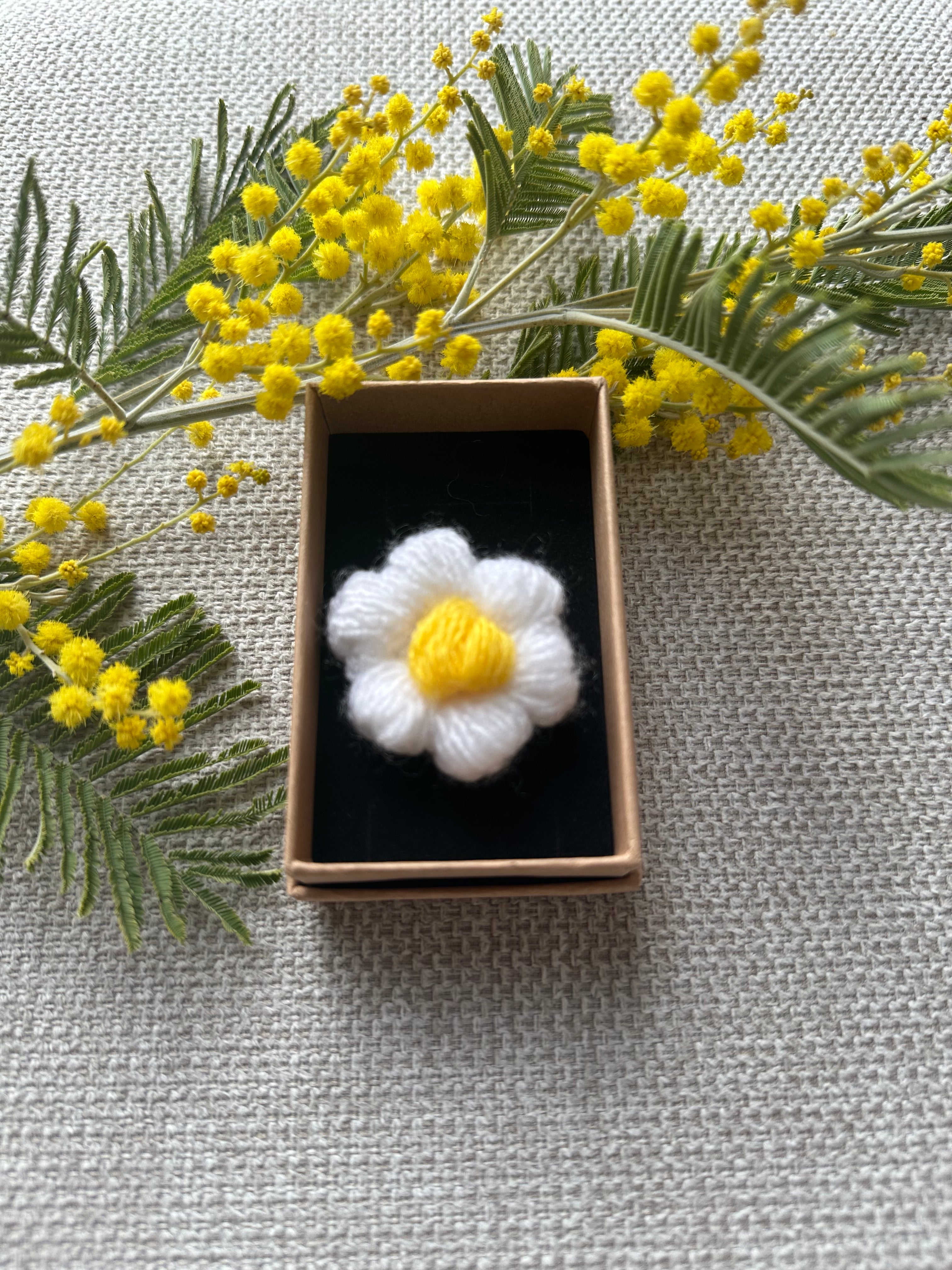 Broche Petite Marguerite Coeur Jaune Vif