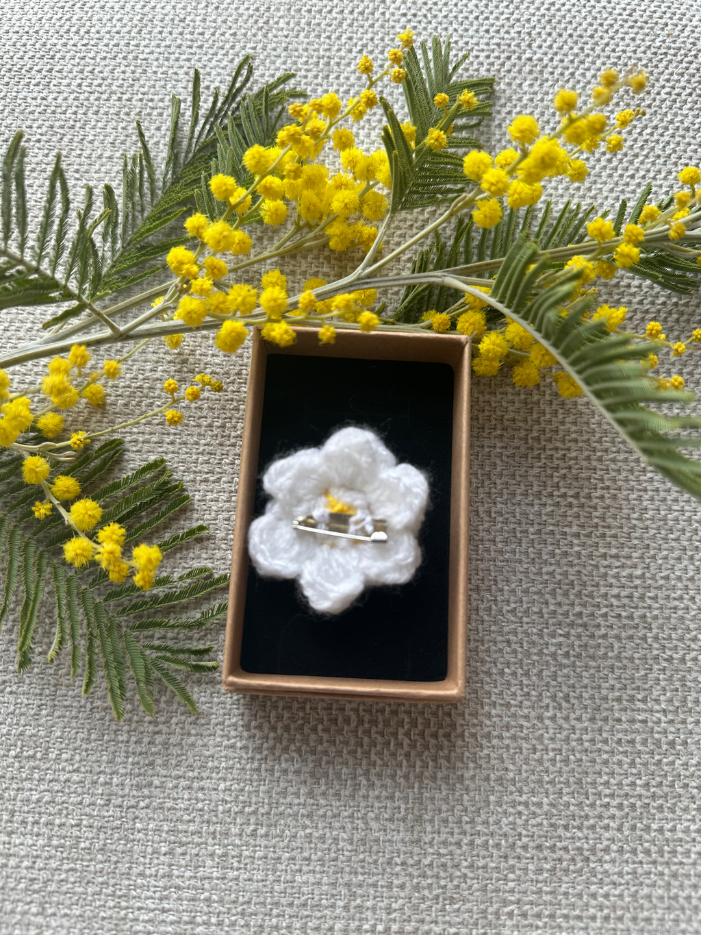 Broche Petite Marguerite Coeur Jaune Vif