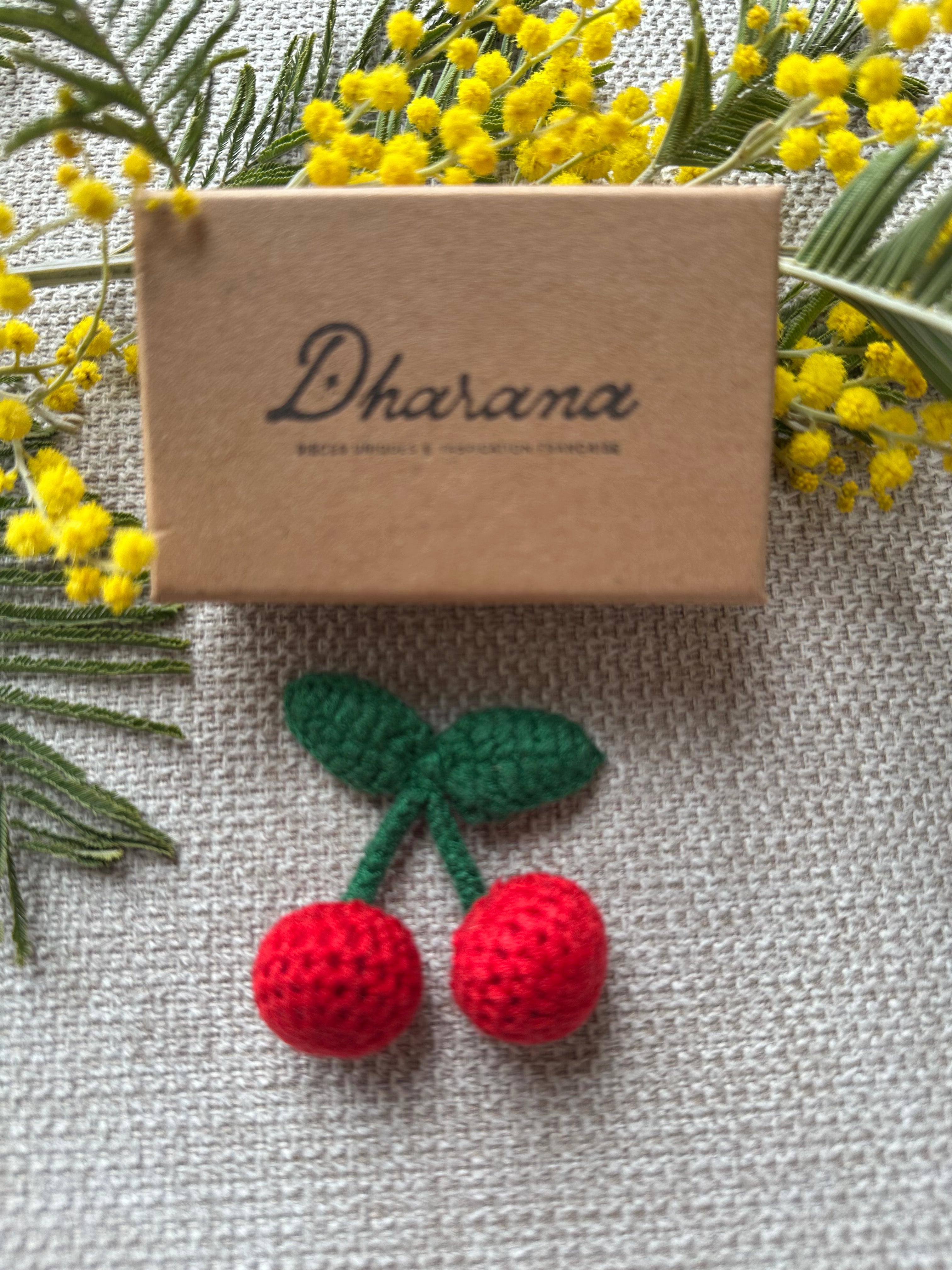 Broche cerise