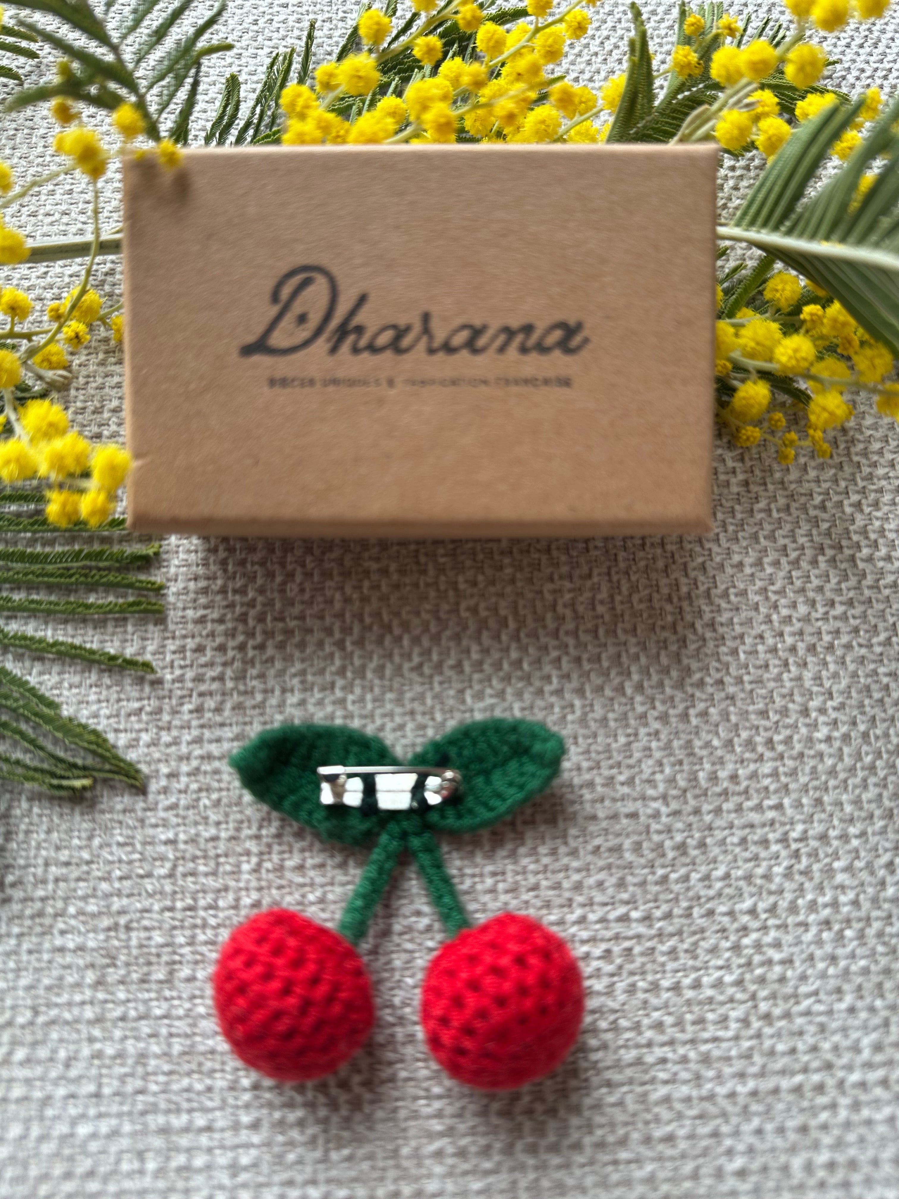 Broche cerise