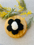 Broche Noire