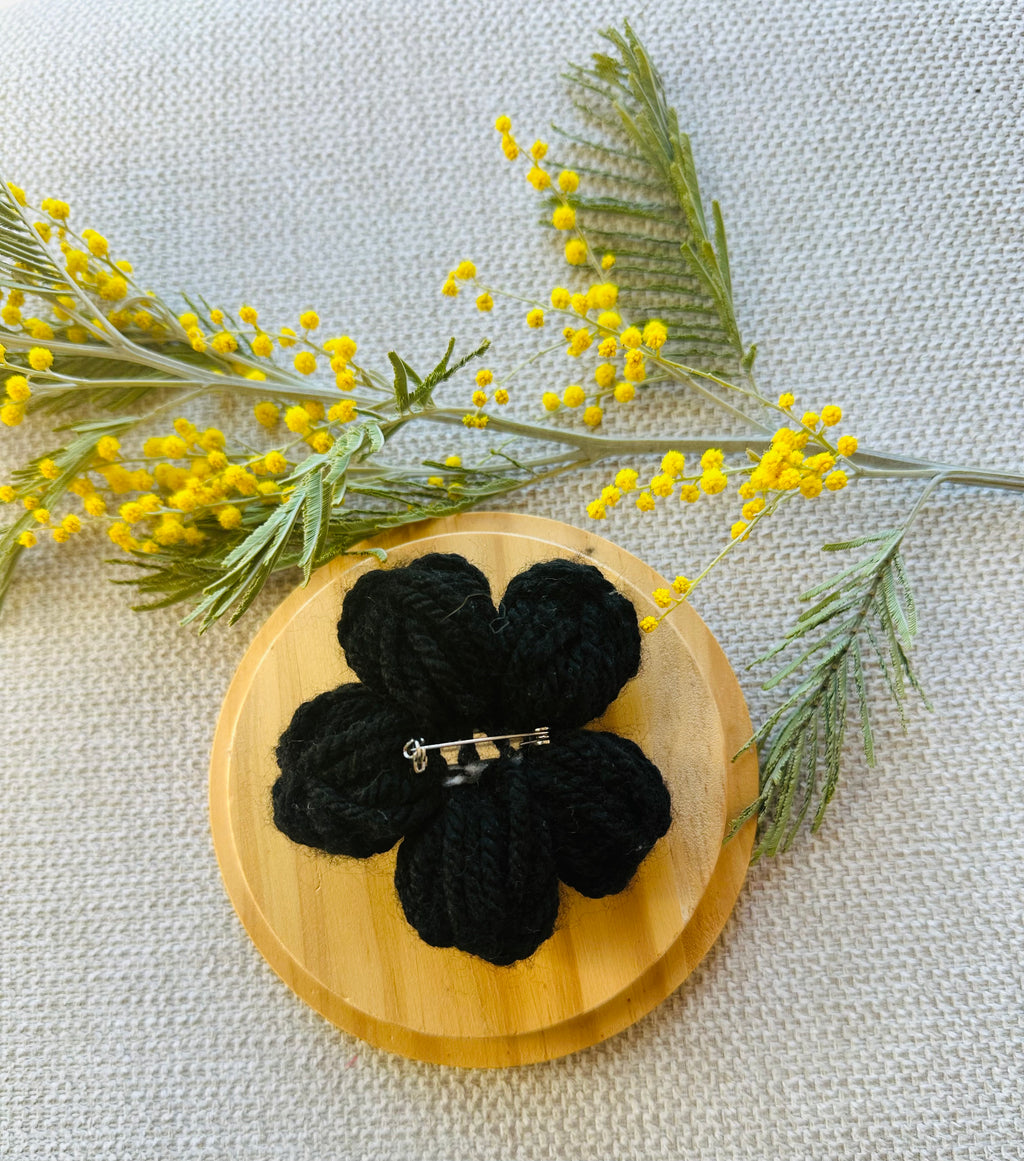 Broche Noire
